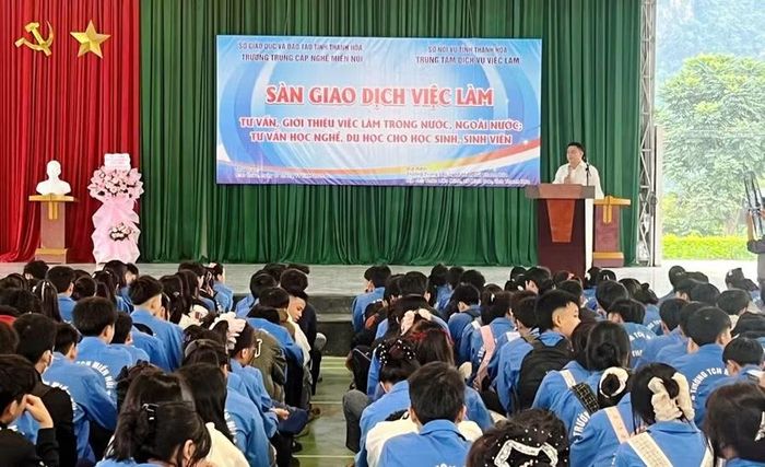 Trường Trung cấp nghề Miền núi Thanh Hóa phối hợp với doanh nghiệp tổ chức sàn giao dịch việc làm.