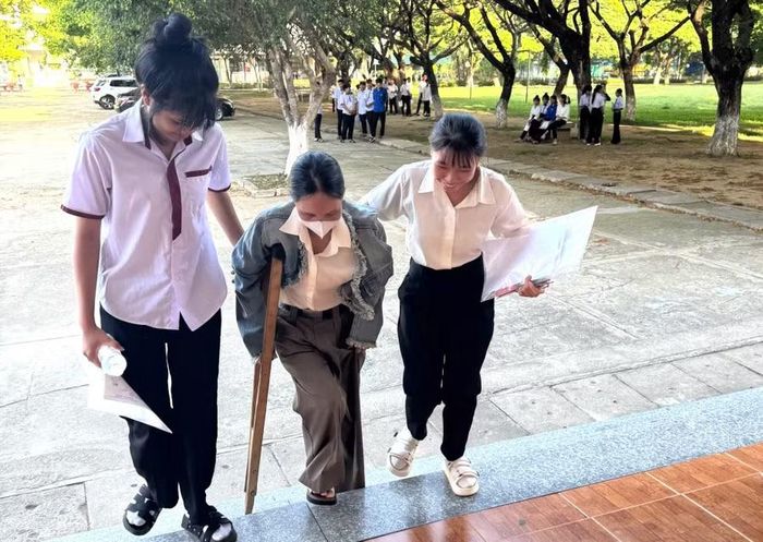 Thí sinh tham gia thi hỗ trợ chị Dách vào phòng thi.