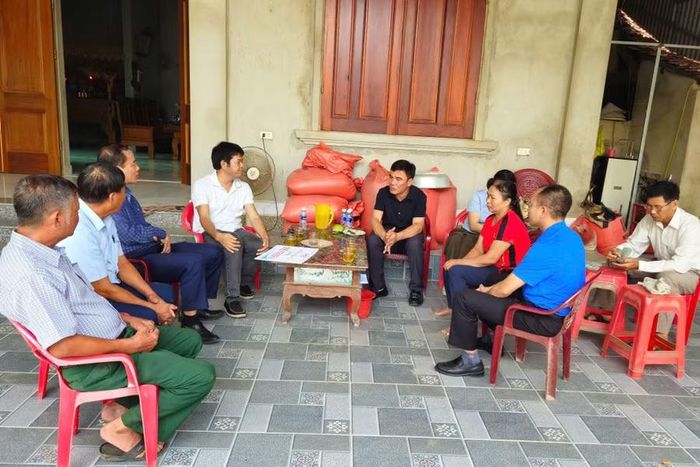 Đại diện Báo GD&amp;TĐ cùng chính quyền địa phương tới thăm hỏi và động viên gia đình bà Ngân.