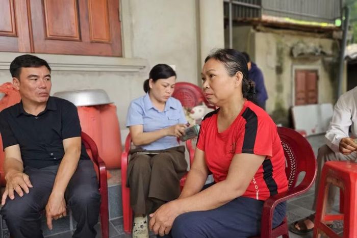Bà Ngân không giấu nổi sự xúc động khi tiếp nhận sự hỗ trợ của các tấm lòng hảo tâm.