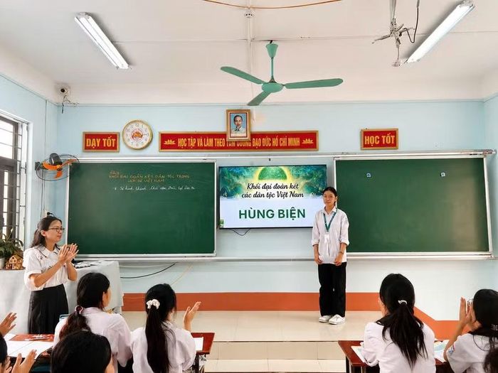 Cô Dương Thị Kiều Anh, giáo viên Trường THPT Đại Từ (Thái Nguyên) hướng dẫn học môn Lịch sử.