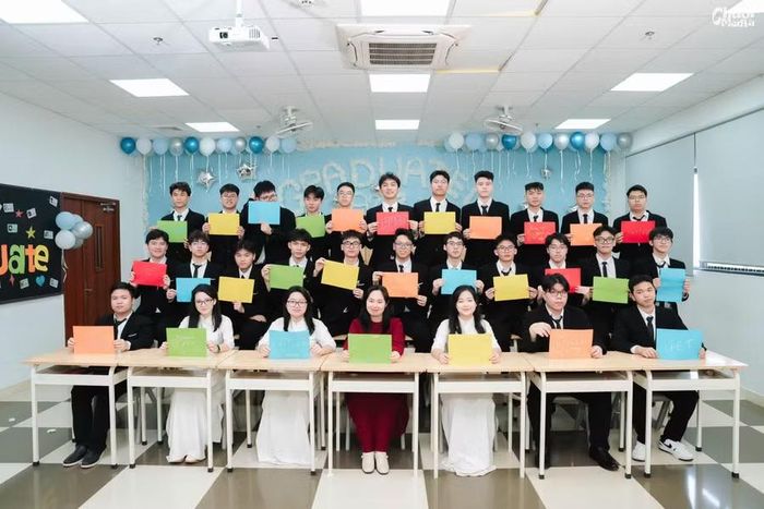 Cô Trần Thị Vân Trang và học trò.