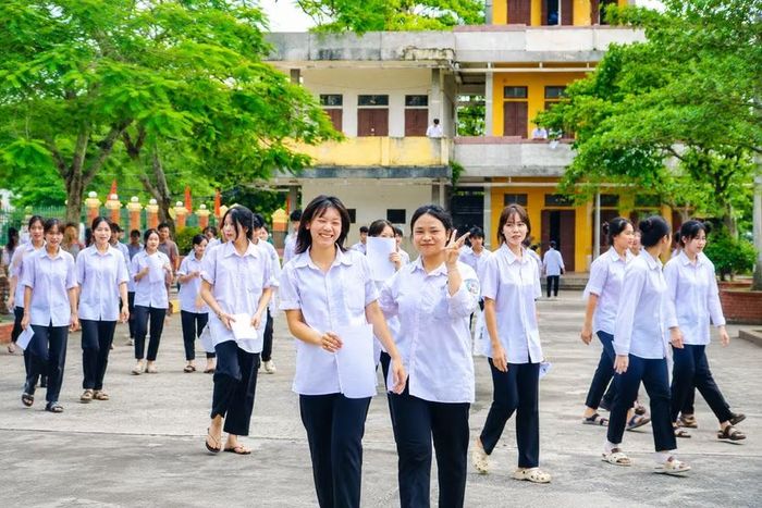 Thí sinh tại Ninh Bình phấn khởi sau khi hoàn thành bài thi tự chọn trong Kỳ thi tốt nghiệp THPT năm 2026.