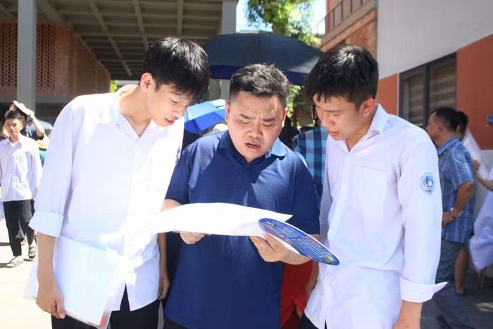 Thầy Khắc Chính, giáo viên Vật lí Trường Tiểu học, THCS và THPT Trường Đại học Hà Tĩnh kiểm tra kết quả bài thi của học sinh.