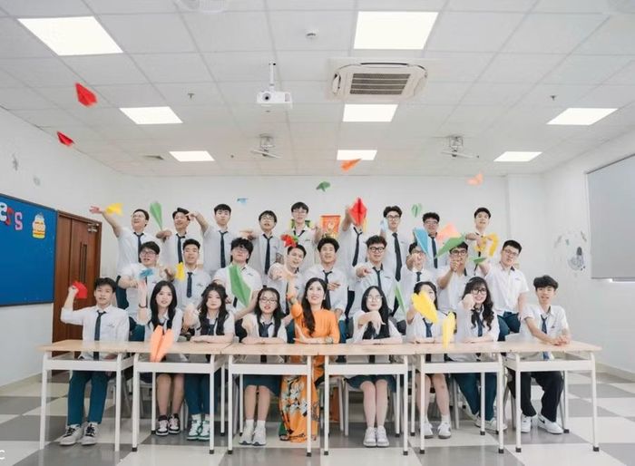 Cô Trần Thu Hoài và học trò.
