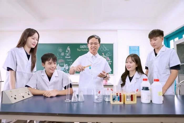 Thầy Trần Trọng Tuyền hướng dẫn học sinh làm thí nghiệm Hóa học.