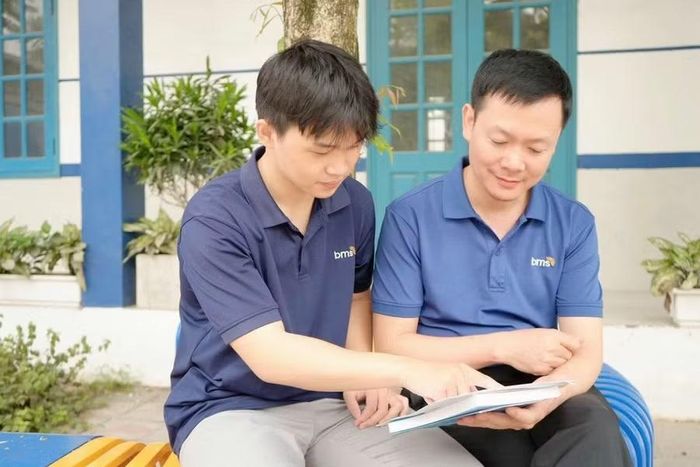 Thầy Vũ Văn Cương hướng dẫn học trò.