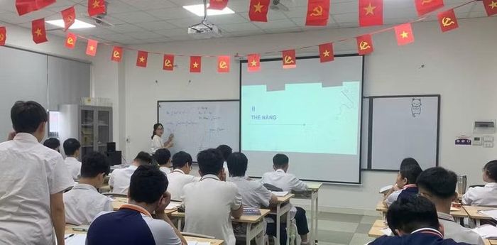 Cô Nguyễn Thị Thắm Hồng và học trò trong giờ học.