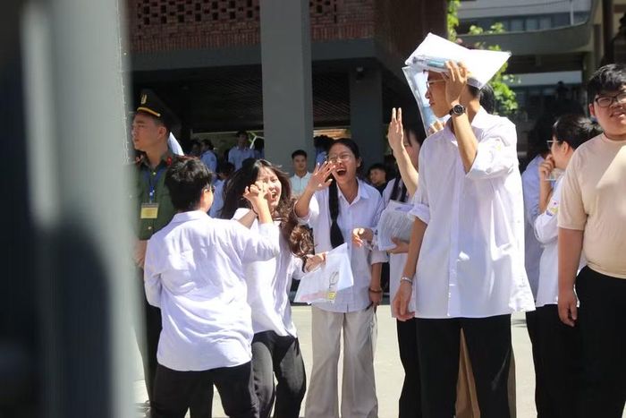 Niềm vui của thí sinh Hà Tĩnh sau khi kết thúc buổi thi cuối cùng Kỳ thi tốt nghiệp THPT 2026.