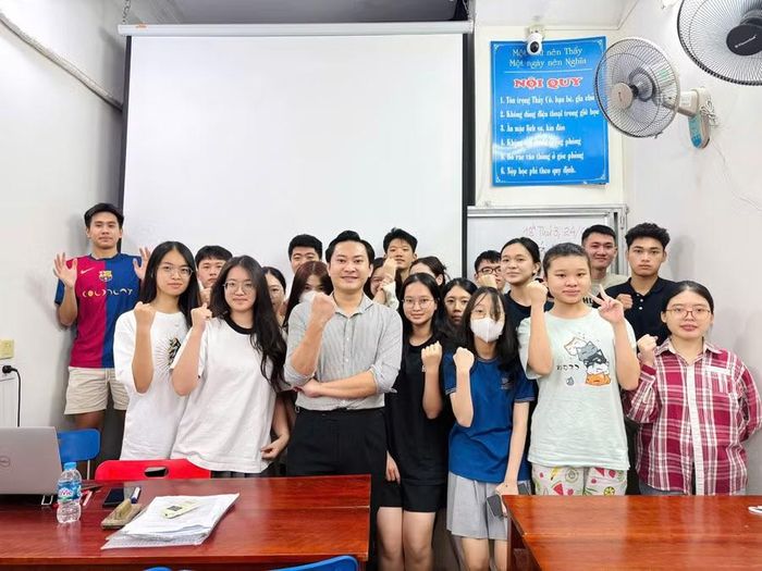 Thầy Phạm Quang Huy và học trò lớp Lịch sử tại Trung tâm Giáo dục Cường Phát. Ảnh: NVCC.