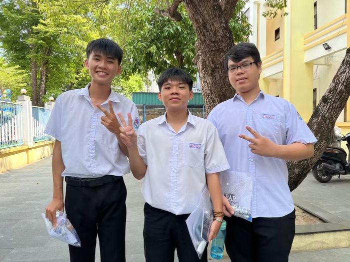 Em Nguyễn Trung Trường (đứng giữa) và em Nguyễn Long Ân (ngoài cùng bên trái) rạng rỡ sau khi rời phòng thi.