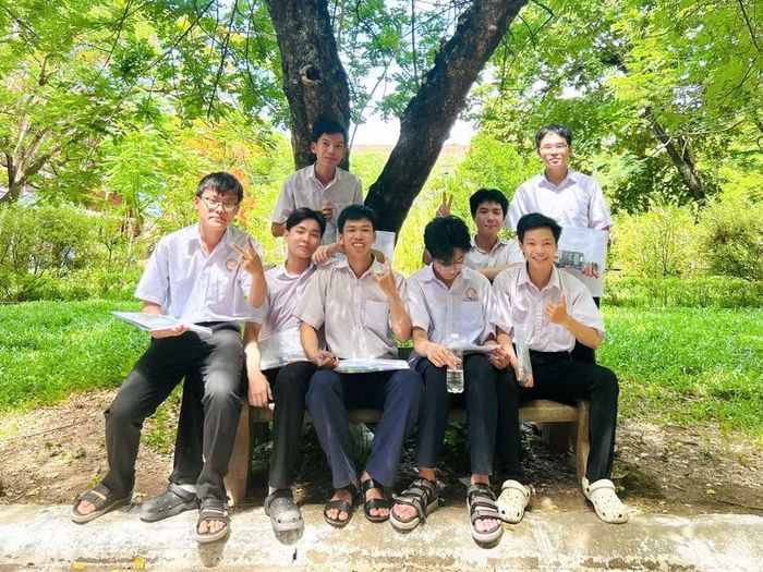 Nhóm bạn 1 lớp vui mừng sau khi kết thúc Kỳ thi tốt nghiệp THPT 2026.