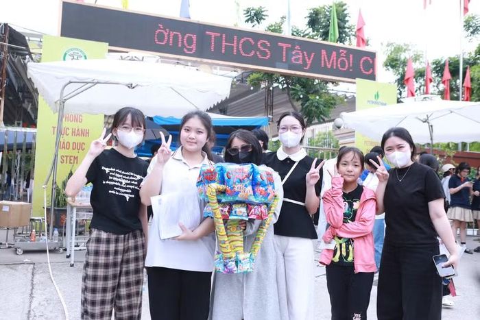 Thí sinh được người nhà dành tặng món quà bất ngờ sau môn thi cuối cùng sáng 12/6. Ảnh: Đình Tuệ.