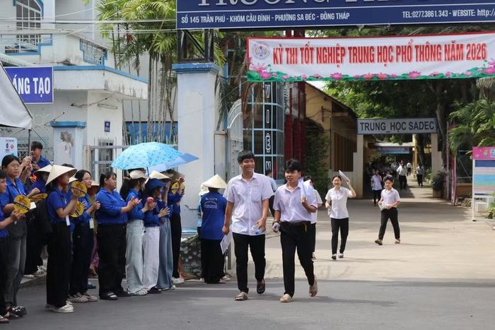 Thí sinh bước ra khỏi Điểm thi Trường THPT Sa Đéc (phường Sa Đéc) sau khi hoàn thành các môn tự chọn.
