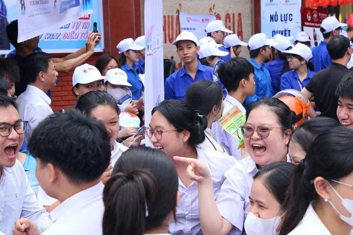Thí sinh Đắk Lắk rạng rỡ rời điểm thi. (Ảnh: TH)