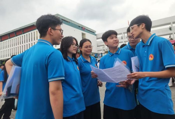 Các thí sinh trao đổi sau 2 môn thi tự chọn.