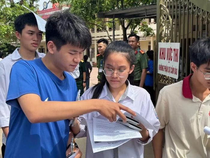 Thí sinh trao đổi bài sau khi rời phòng thi.