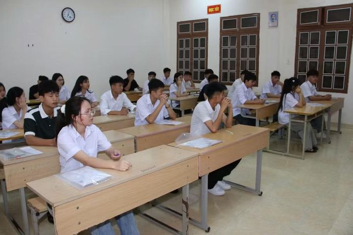 Các thí sinh bước vào phòng thi môn tự chọn.