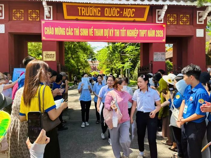 Mẹ đón con gái hoàn thành các môn thi tốt nghiệp.