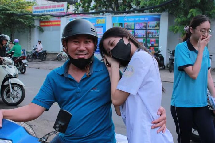 Thí sinh và phụ huynh tại Điểm thi Trường THCS Võ Thành Trang (Phường Phú Thọ Hòa, TPHCM).