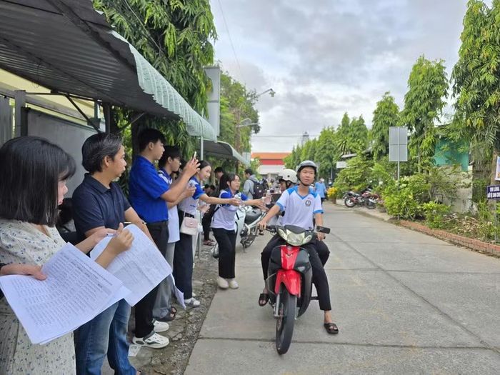  Thí sinh ở Điểm thi Trường THPT Bình Minh, phường Bình Minh, tỉnh Vĩnh Long. 