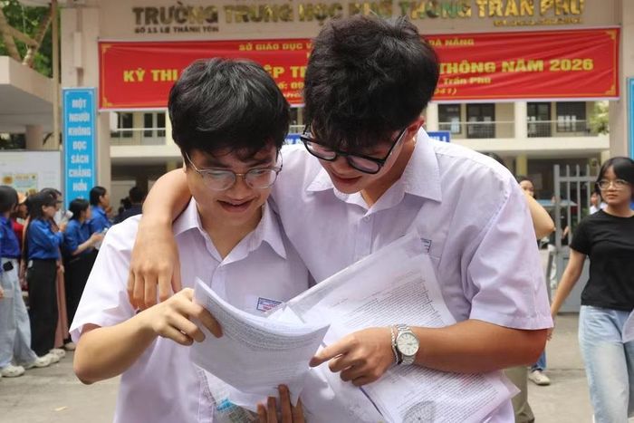 Thí sinh tại Điểm thi Trường THPT Trần Phú trao đổi bài làm sau buổi thi môn tự chọn.