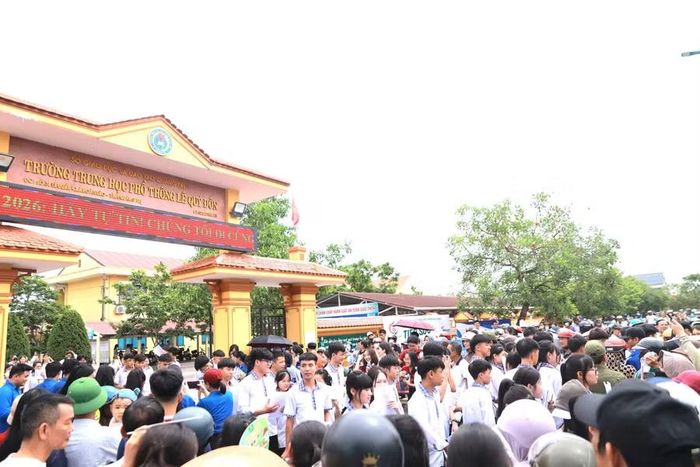 Kỳ thi khép lại trong niềm vui và sự tự tin của thí sinh, cùng sự sẻ chia, động viên từ gia đình.