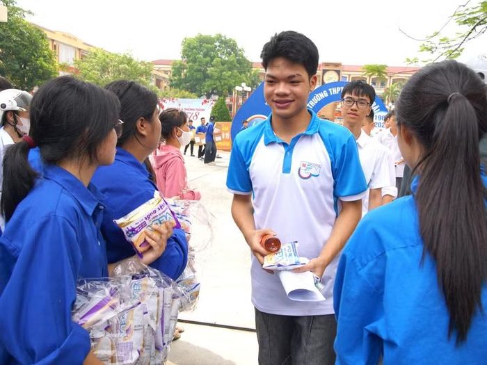 Thí sinh tại Điểm thi Trường THPT Nguyễn Trãi (xã Vũ Thư, tỉnh Hưng Yên) rời phòng thi.