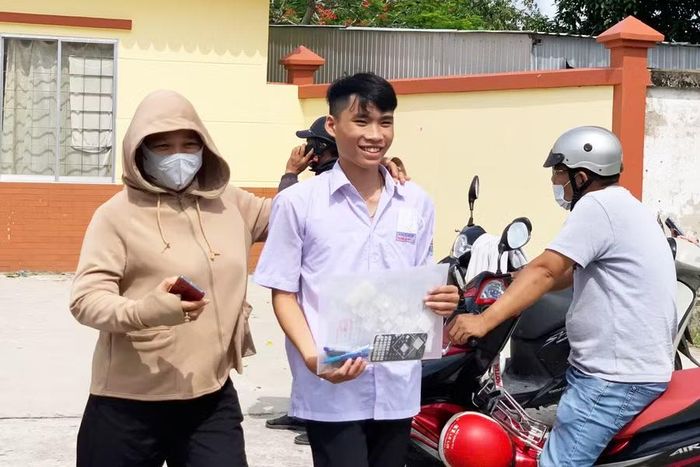 Thí sinh Trương Gia Huy phấn khởi báo tin vui cho mẹ sau kỳ thi.