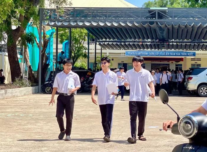 Thí sinh tự tin, rạng ngời kết thúc kỳ thi.