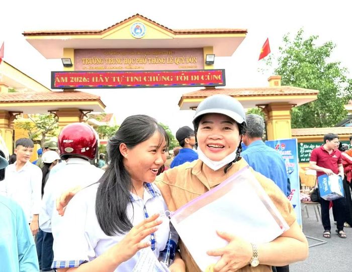 Thí sinh rạng rỡ rời Điểm thi sau khi hoàn thành môn thi cuối cùng của Kỳ thi tốt nghiệp THPT năm 2026.