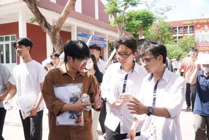 Thí sinh bàn luận sôi nổi về đề thi Vật lí, Hóa học.