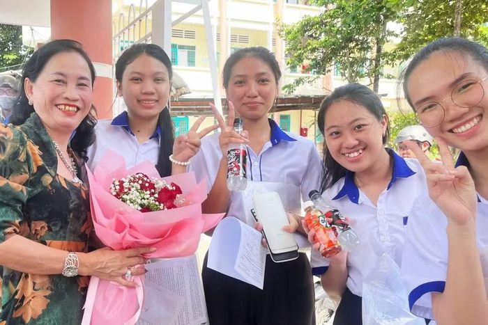 Các thí sinh chia sẻ niềm vui cùng người thân sau khi hoàn thành kỳ thi tại Điểm thi Trường Phổ thông Dân tộc Nội trú THPT An Giang 1.