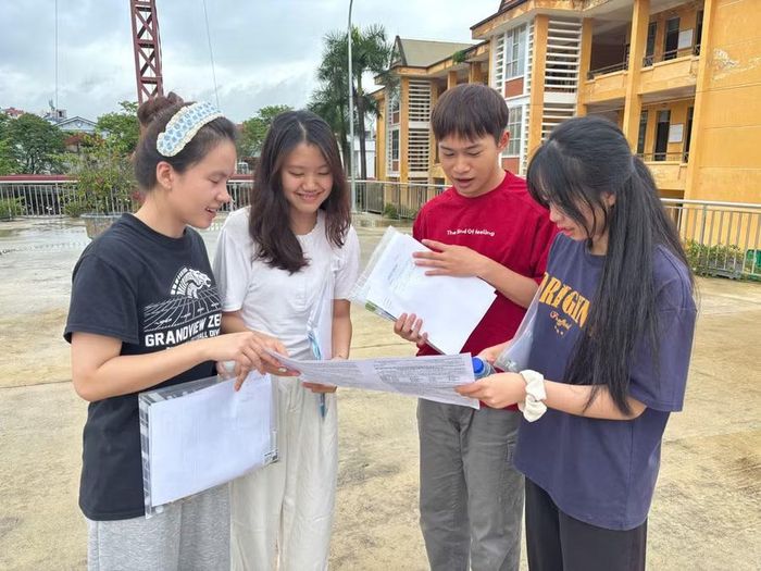 Các thí sinh thở phào sau khi kết thúc môn thi tự chọn.
