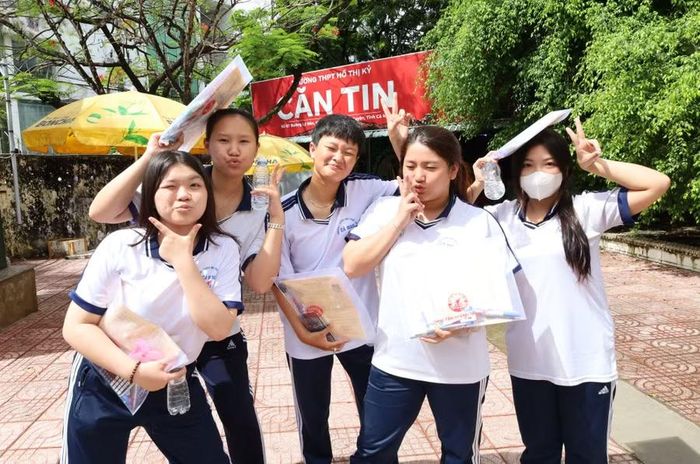 Học sinh vui vẻ chụp ảnh khi kết thúc Kỳ thi.
