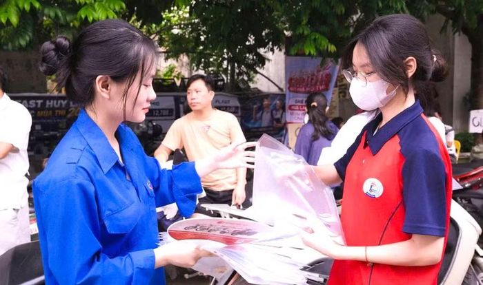 Thanh niên tình nguyện Hưng Yên hỗ trợ thí sinh khu vực cổng Điểm thi.