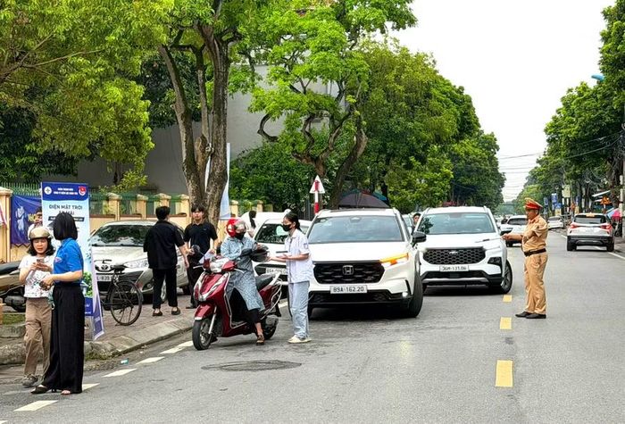 Lực lượng CSGT, Công an tỉnh Hưng Yên tăng cường hướng dẫn giao thông, phân luồng từ xa.