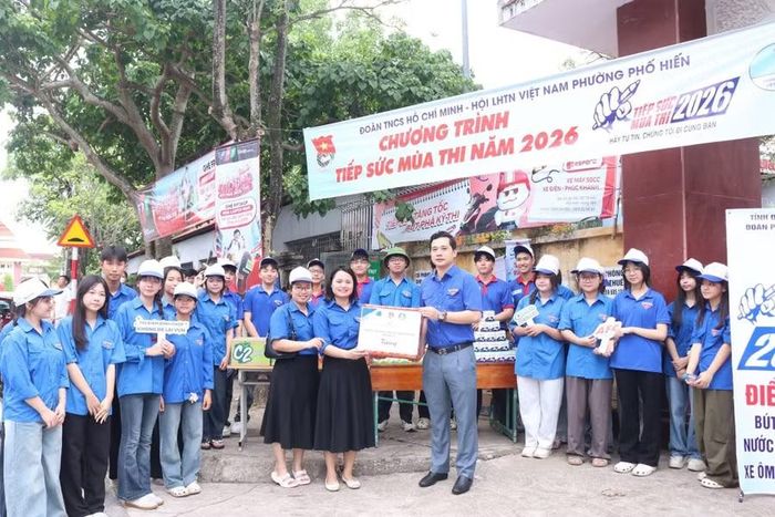 Phó Bí thư Tỉnh đoàn Hưng Yên Vương Như Hoan thăm, động viên các đội hình thanh niên tình nguyện tại một số điểm thi trên địa bàn phường Phố Hiến.