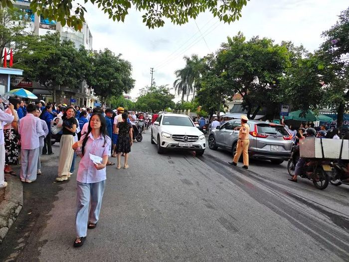 Ngay từ sáng sớm, các chiến sĩ Đội CSGT đường bộ số 3 (Phòng CSGT Công an tỉnh Hưng Yên) đã có mặt điều tiết giao thông tại Điểm thi Trường THPT Chuyên Thái Bình (phường Trần Hưng Đạo).