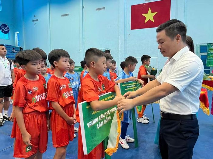 Ban tổ chức trao cờ cho các đội thi.