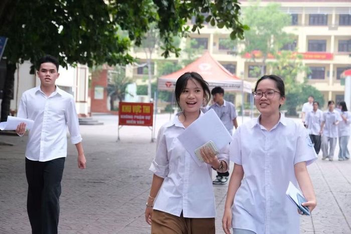 Thí sinh tại Điểm thi Trường THPT Chuyên Bắc Ninh hân hoan khép lại hành trình 12 năm đèn sách.