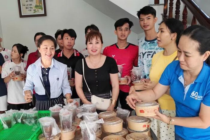 Nhóm thiện nguyện tận tình chuẩn bị chu đáo những suất ăn cho các thí sinh biển đảo.