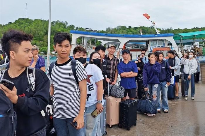 Các thí sinh đặc khu Kiên Hải vượt biển vào đất liền dự thi.