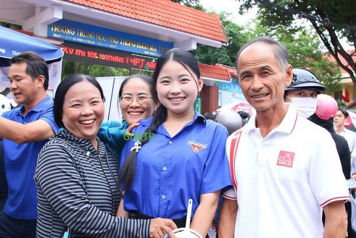 Nụ cười rạng rỡ của Ngọc Anh bên ông bà và mẹ sau khi khép lại Kỳ thi quan trọng của tuổi học trò. (Ảnh: Thế Hùng)