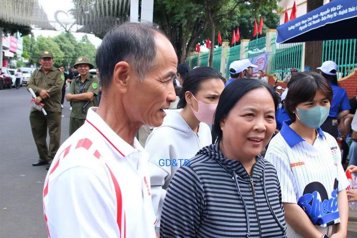 Ông Tuấn và bà Quý luôn túc trực ngoài cổng trường, dõi theo cháu ngoại trong từng buổi thi. (Ảnh: Thế Hùng)