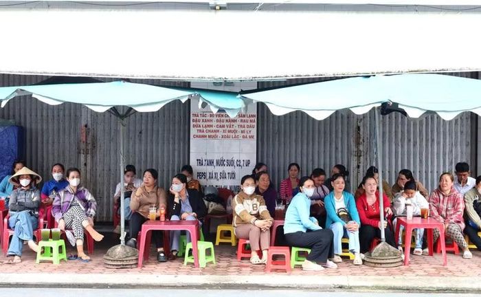 Những người mẹ đợi con trước cổng điểm thi.