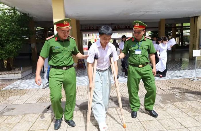 Công an hỗ trợ thí sinh bị tai nạn vào phòng thi.