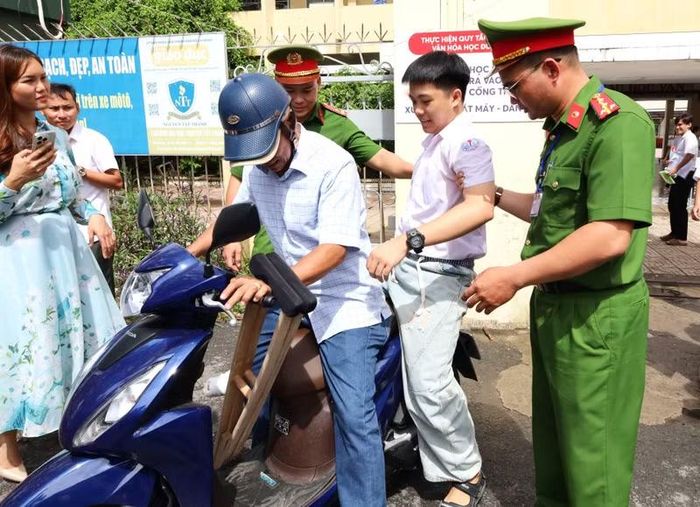 Lực lượng bảo vệ an ninh điểm thi hỗ trợ thí sinh bị tai nạn lên xe về nhà.