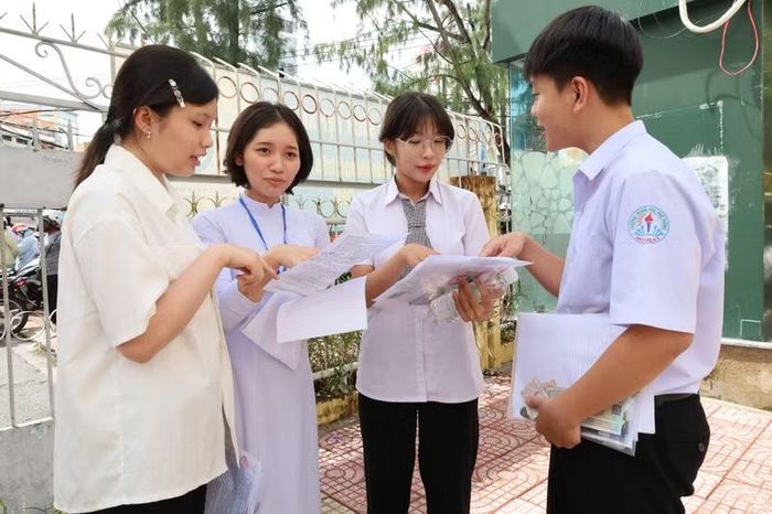 Thảo luận đáp án sau khi kết thúc môn thi. 