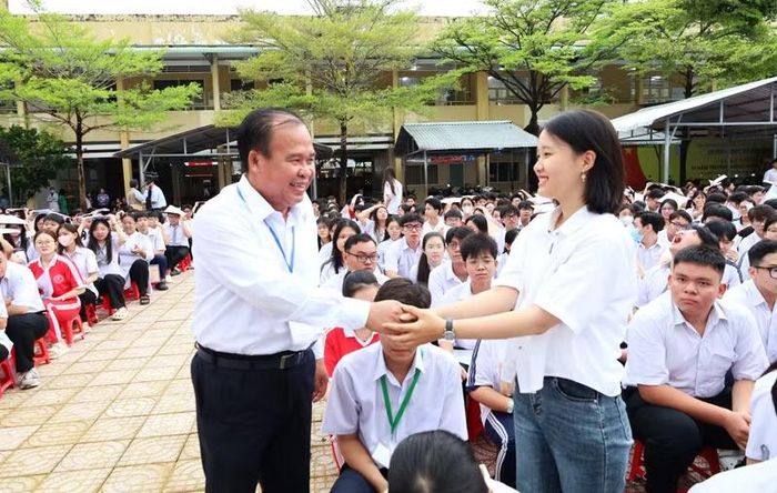 Ông Nguyễn Minh Luân, Phó Chủ tịch UBND tỉnh Cà Mau, Trưởng Ban Chỉ đạo Kỳ thi tốt nghiệp THPT tỉnh Cà Mau đến điểm thi động viên thí sinh.